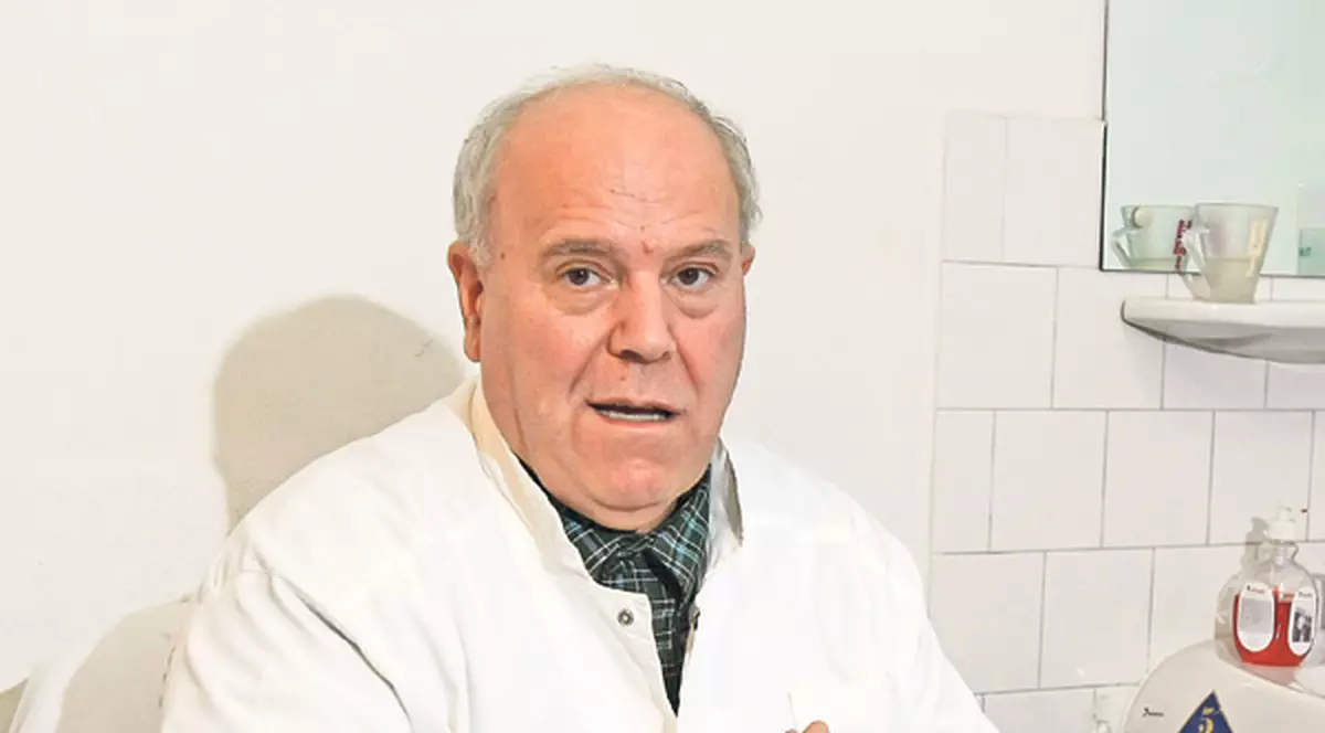 Doctorii sunt oripilaţi de conţinutul «medicamentului-minune» vândut de inginerul Ioan Istrate. Oamenii îşi pun viaţa în pericol consumând pilule cu seu de oaie