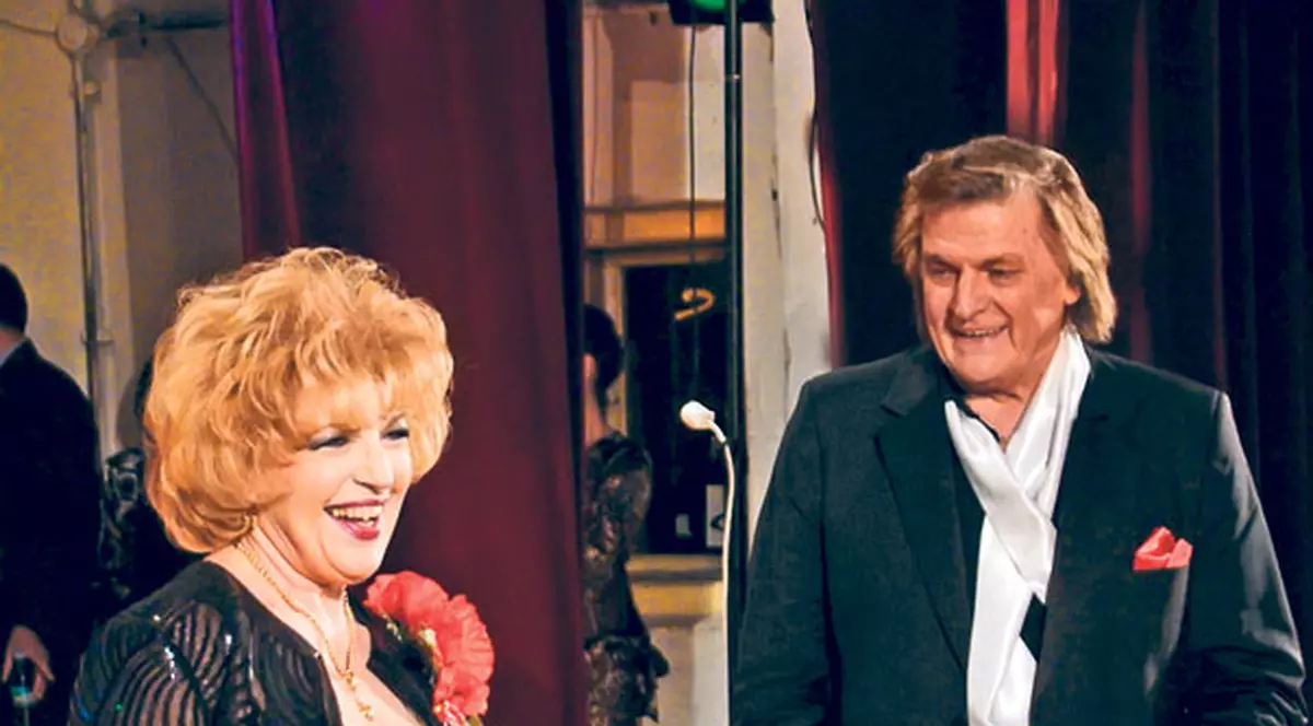 Un’ te uiţi, maestre? Florin Piersic a fost atras ca un magnet de decolteul generos al Corinei Chiriac