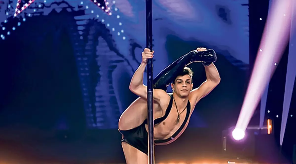 EXCLUSIV | EL dansează la bară ca să-şi ajute familia