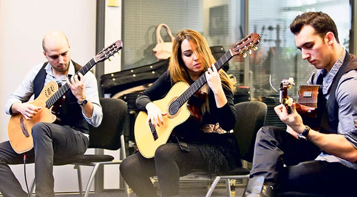 Fraţii de la Trio Zamfirescu cântă la chitare cu cristale Swarovski în valoare de 16.000 € 