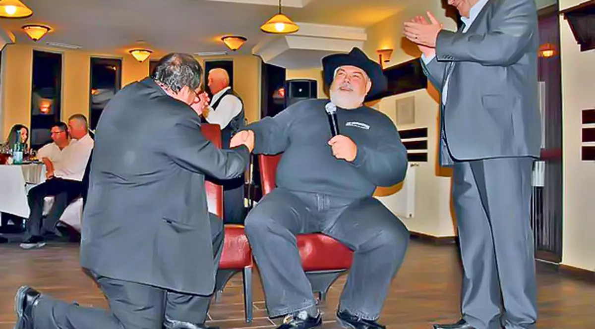 Ilie Micolov, autorul piesei «Dragoste la prima vedere», nu mai poate cânta decât aşezat pe scaun