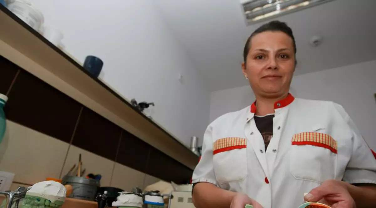 Aşa se face dantura falsă! Libertatea a vizitat ”fabrica de dinţi”