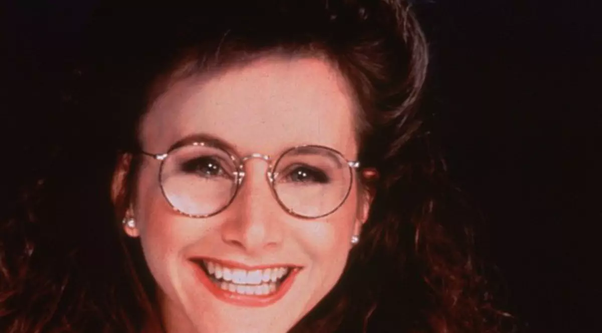 Ţi-o mai aminteşti pe tocilara Andrea din "Beverly Hills"? Vezi cum arată, ACUM, la 52 de ani! FOTO