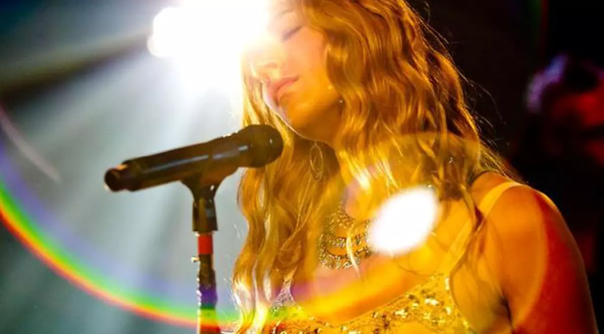 Doi bărbaţi plănuiau să DECAPITEZE o cunoscută cântăreaţă şi să-i arunce trupul într-un râu