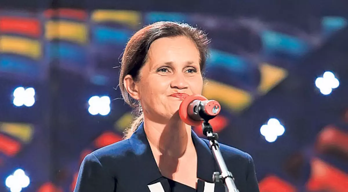 POVESTE CUTREMURĂTOARE | Gabriela Artene, femeia care a uimit România cu vocea ei de înger, şi-a găsit fetiţa moartă în pat!