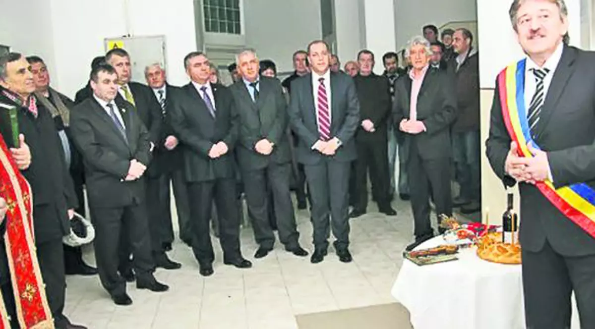 Politicienii s-au bulucit să inaugureze un... lift! VIDEO