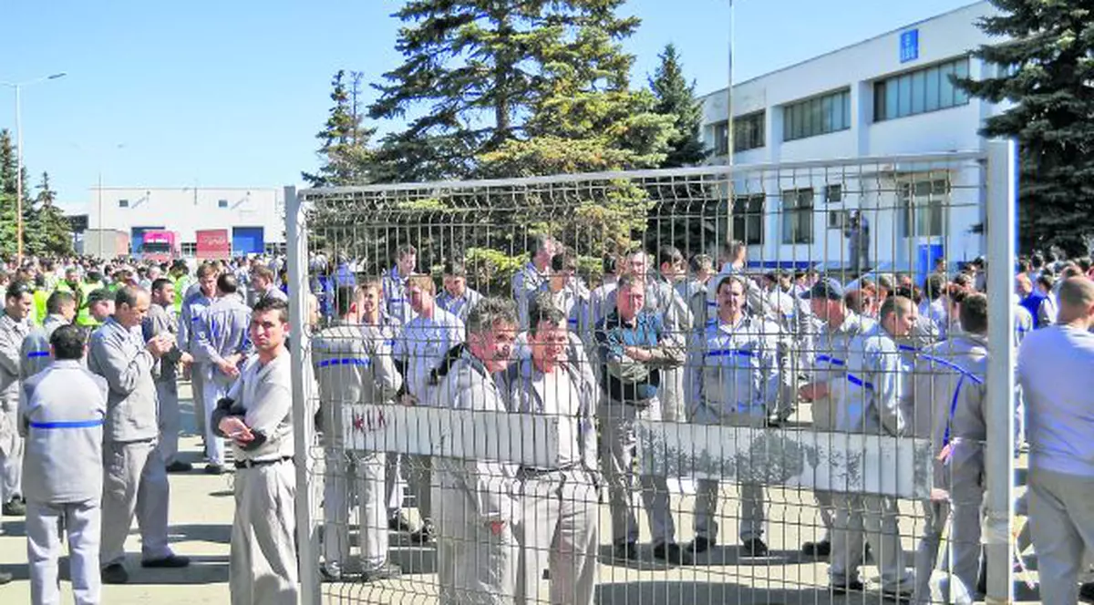 Greva «a tocat» 1.400 de Dacii 