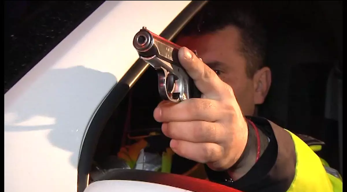 Beţi la volan şi fără permis | Un şofer a fost oprit cu focuri de armă, iar altul s-a înfipt într-un stâlp 