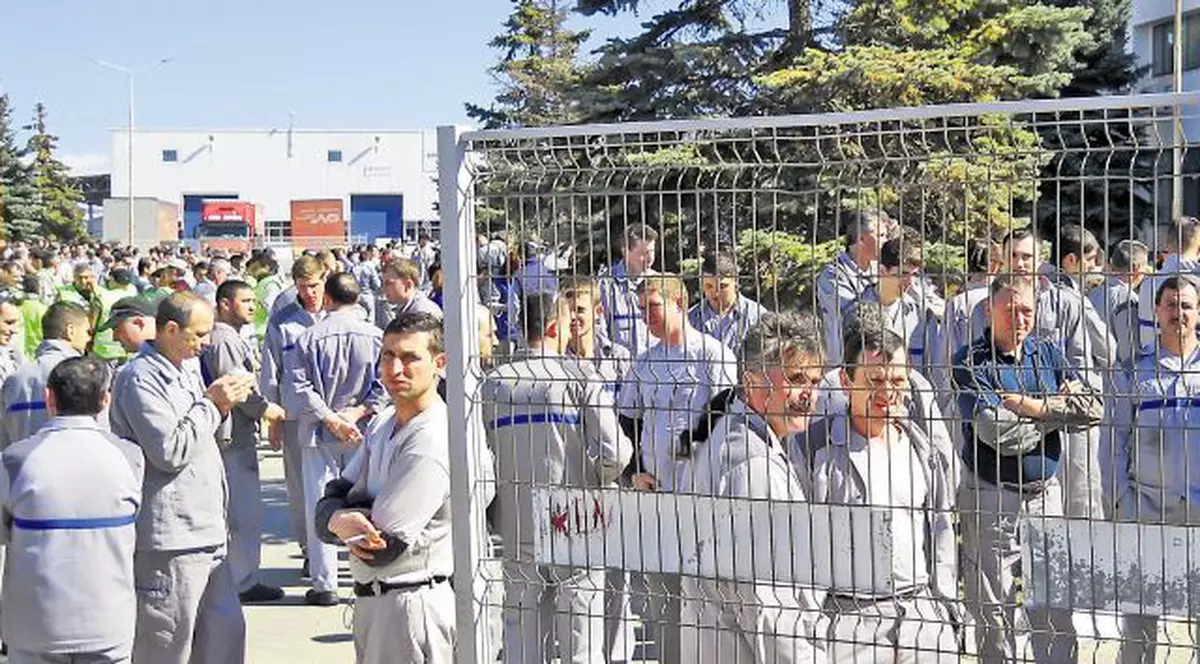 Salariul mediu la Dacia este de 4.000 de lei!