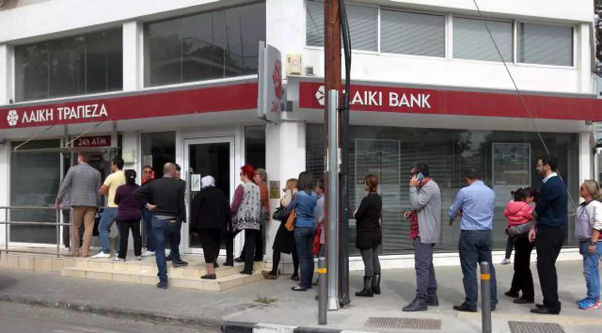 Situație fără precedent! Cum încearcă ciprioții să evite golirea de bani a băncilor