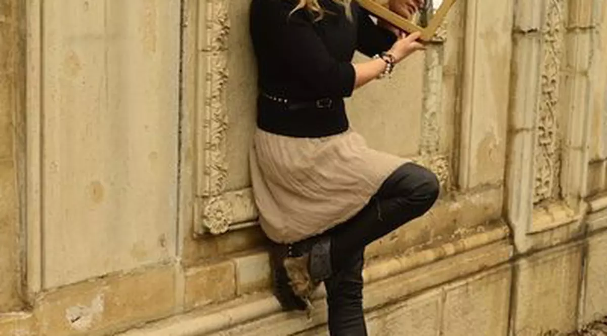 Ce geantă şic are Laura Cosoi! Îţi place? | FOTO