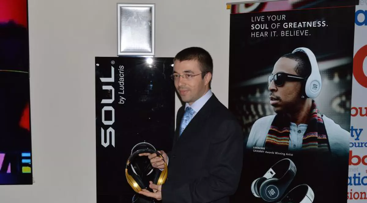 Alin Moldoveanu se relaxează ascultând muzică la căști