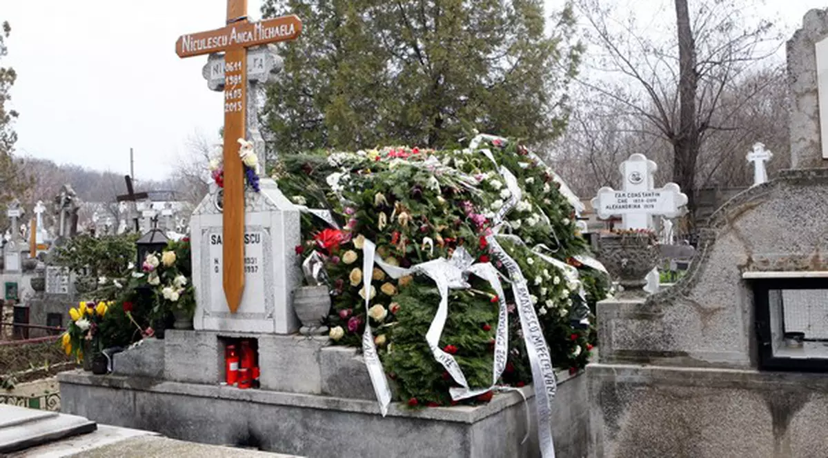 O săptămână de la moartea Micăi | Mormântul ei nici nu se vede sub coroane