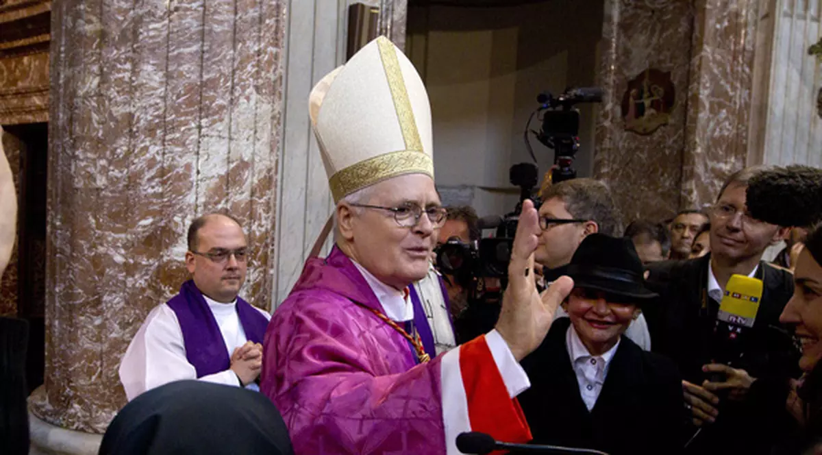 Poveştile primilor trei preferaţi pentru fotoliul papal