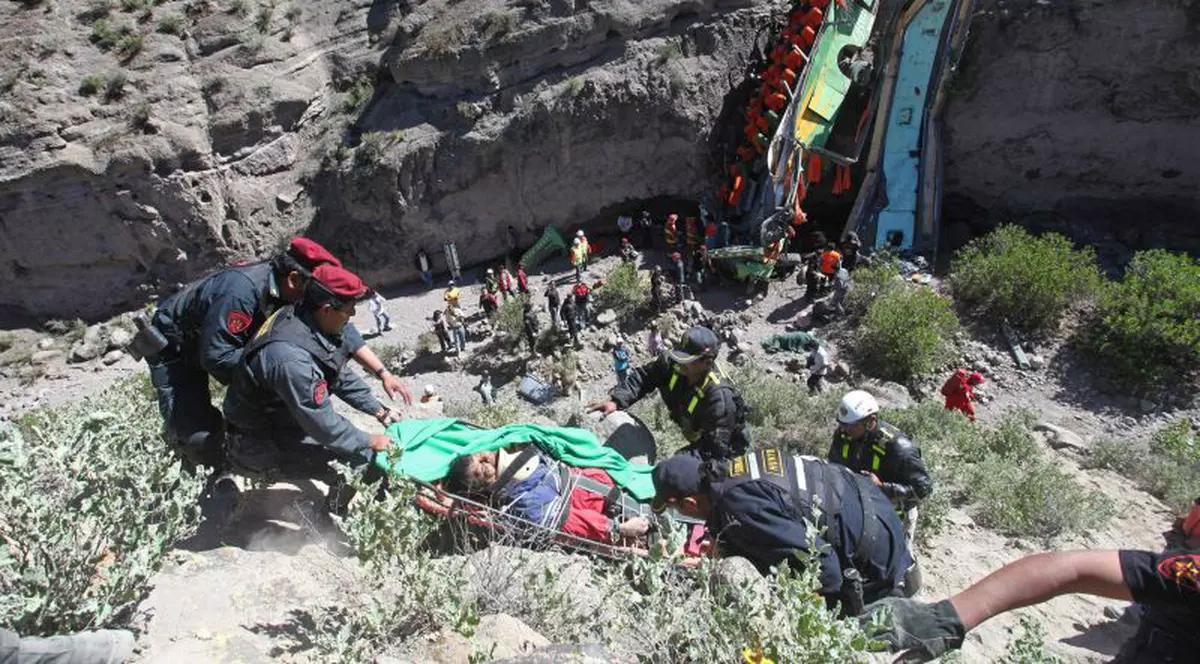 Tragedie în Peru! Cel puţin 24 de morți în urma prăbuşirii unui autocar într-o prăpastie - FOTO