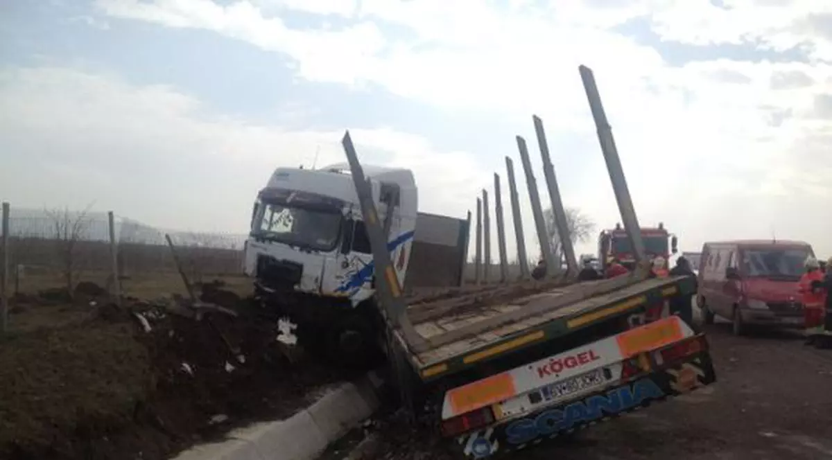 Accident în lanţ în Suceava după ce un TIR a fost scăpat de sub control
