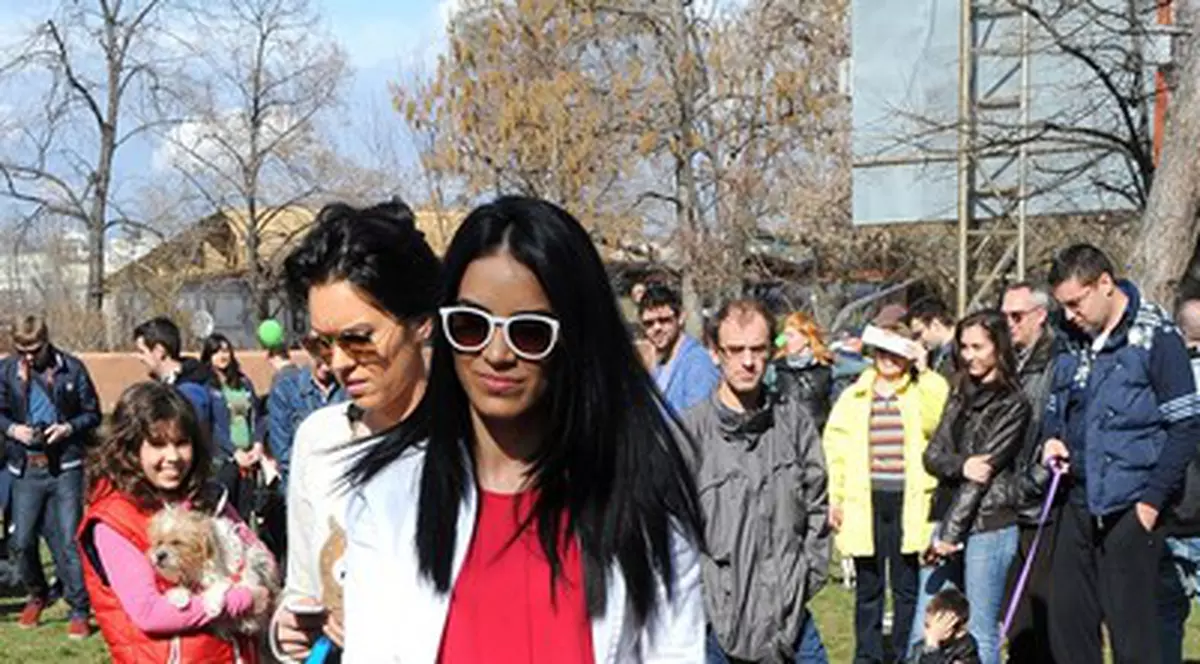 Adelina Pestriţu, în pantofi cu toc cui, prin iarbă!