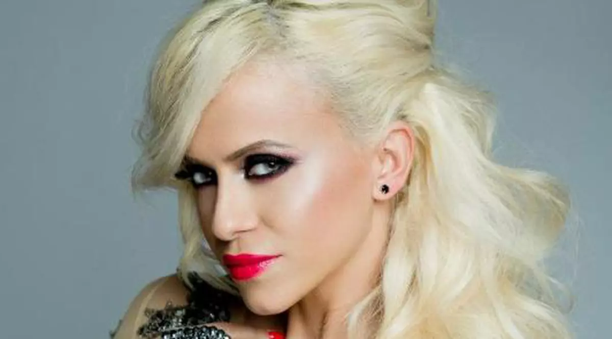 Anda Adam, CURTATĂ intens de un MILIONAR! Vezi de la cine a primit un buchet de o sută de trandafiri!