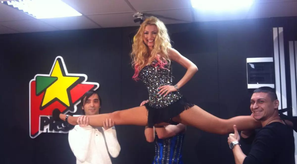 Mircea Badea ar fi invidios! Andreea Bălan, şpagat de toată frumuseţea pe umerii a 2 bărbaţi