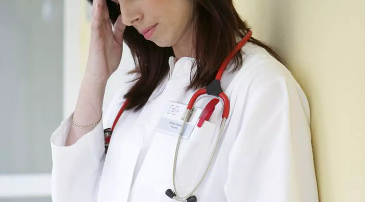 Asistentă medicală trimisă în judecată pentru mită