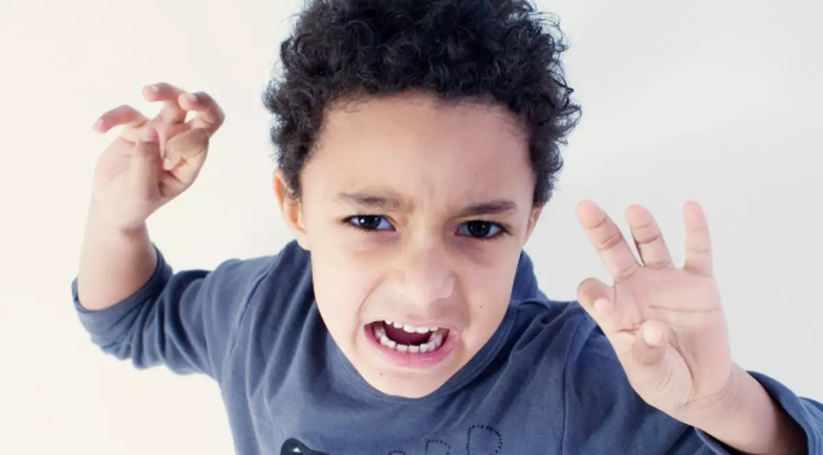 "Şi-au mâncat degetele, din cauza profesorului satanist!" COMPORTAMENTUL TERIFIANT al unor elevi