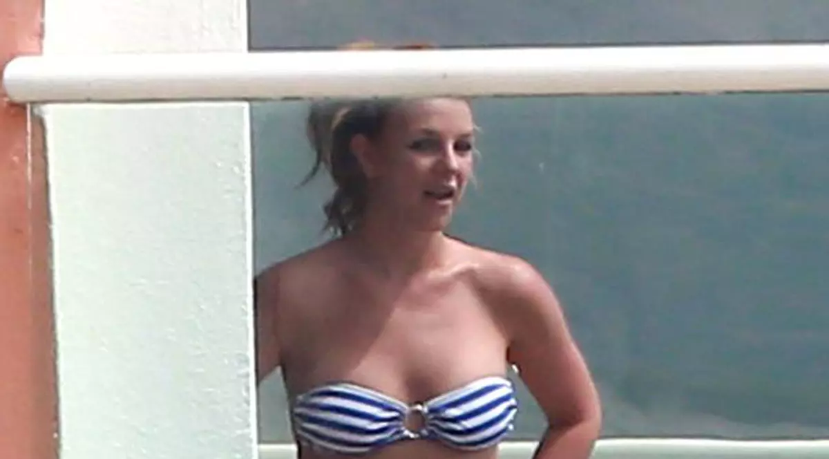Britney Spears, în costum de baie, fără PHOTOSHOP. Cum ți se pare că arată? | FOTO