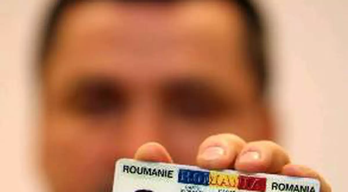 Din vară, românii ar putea avea buletine cu cip şi amprentă