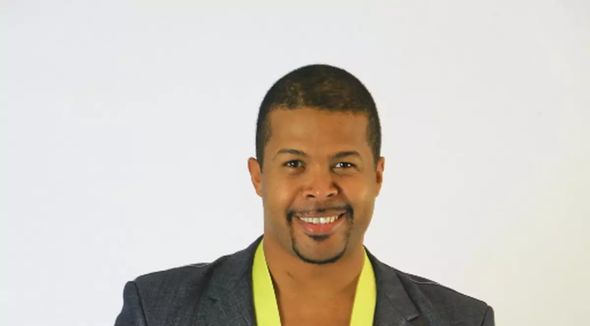 Cabral, Ştefan Stan şi Daniel Buzdugan dăruiesc flori femeilor