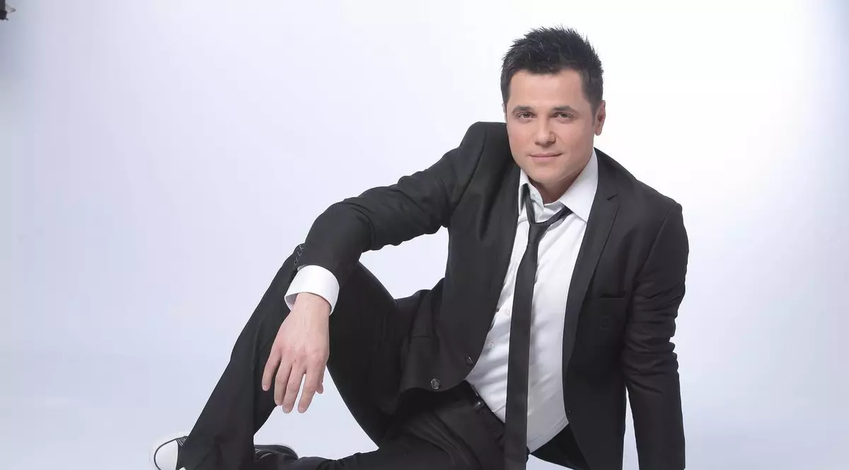 Cove a rupt inimi la Iaşi! Prezentatorul tv a fost cerut în căsătorie. Află ce a răspuns!