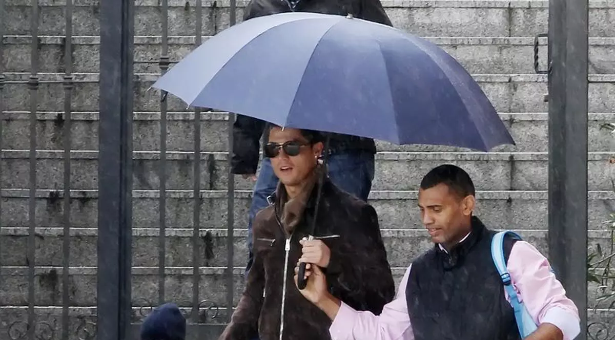 Cristiano Ronaldo și-a scos fiul la plimbare! Uite ce simpatic e puștiul său! | FOTO