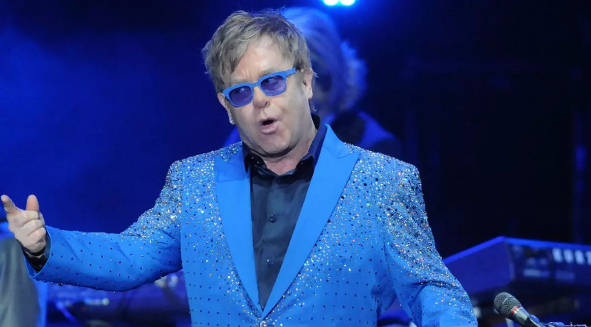 EXTRAVAGANŢĂ DE VEDETĂ! Elton John a închiriat la hotel o cameră DOAR pentru OCHELARII SĂI!