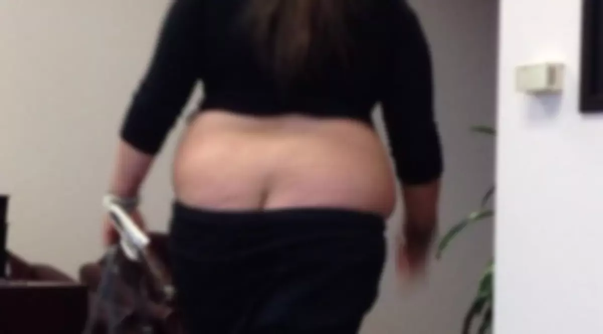 NU O SĂ-ŢI VINĂ SĂ CREZI unde a mers femeia asta îmbrăcată aşa!