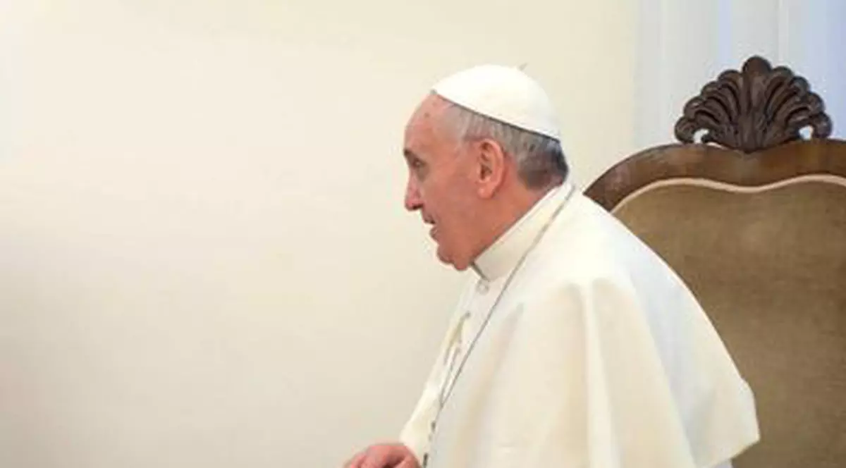 Un recepţioner a vorbit cu Papa de la Roma şi i-a spus fără să ştie cine e interlocutorul: "Dacă tu eşti Papa, eu sunt Napoleon"