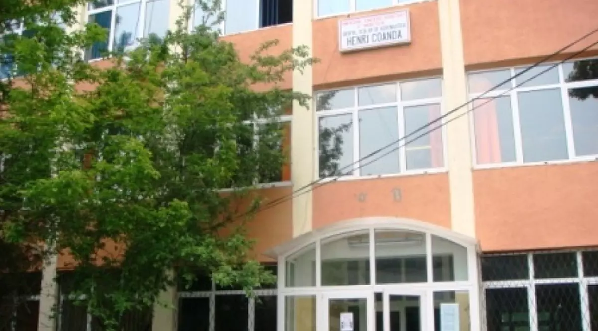 Liceenii de la Colegiul Tehnic Henri Coandă din Capitală, instruiţi de poliţişti