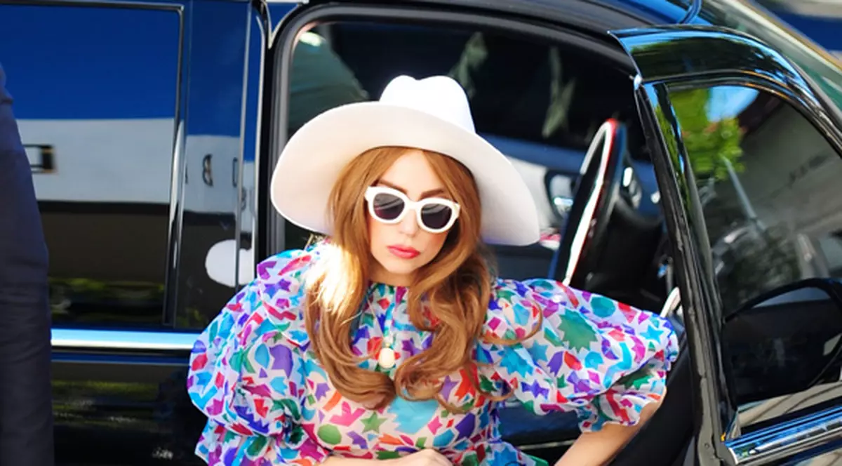 Lady Gaga şi-a comandat rochie de mireasă din mătase aurie cu diamante