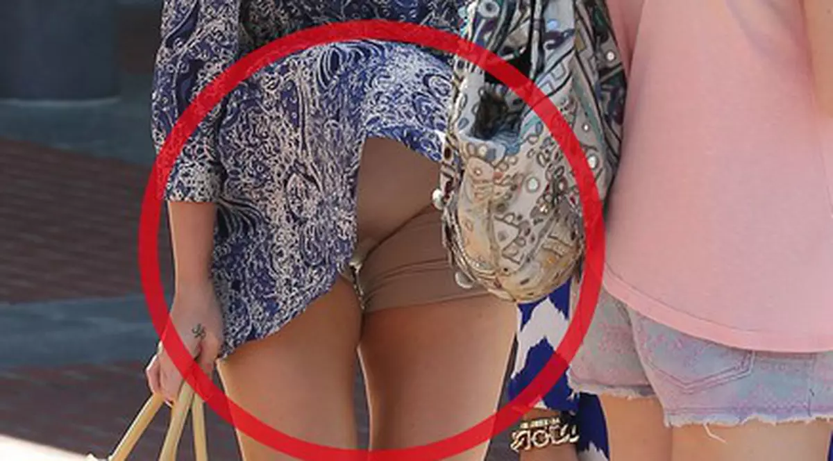 Khloe Kardashian s-a făcut de râs în plină stradă! Vezi ce a arătat, din cauza vântului | FOTO