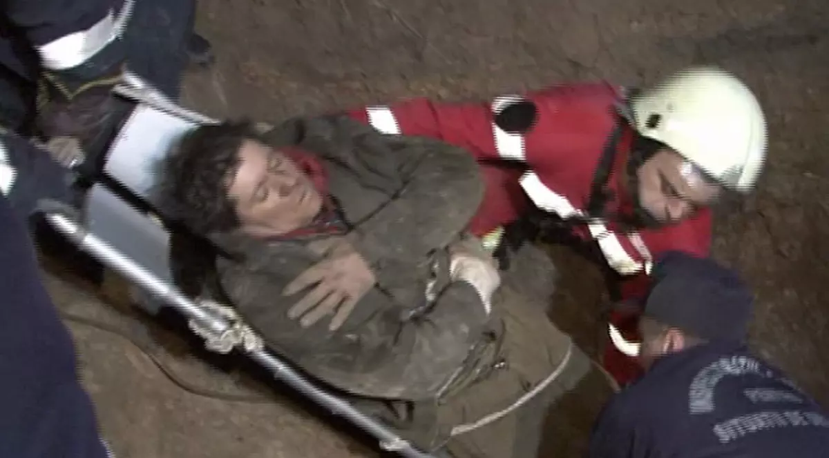 Hoţi prinşi sub pământ! Salvaţi pentru a li se face dosare penale