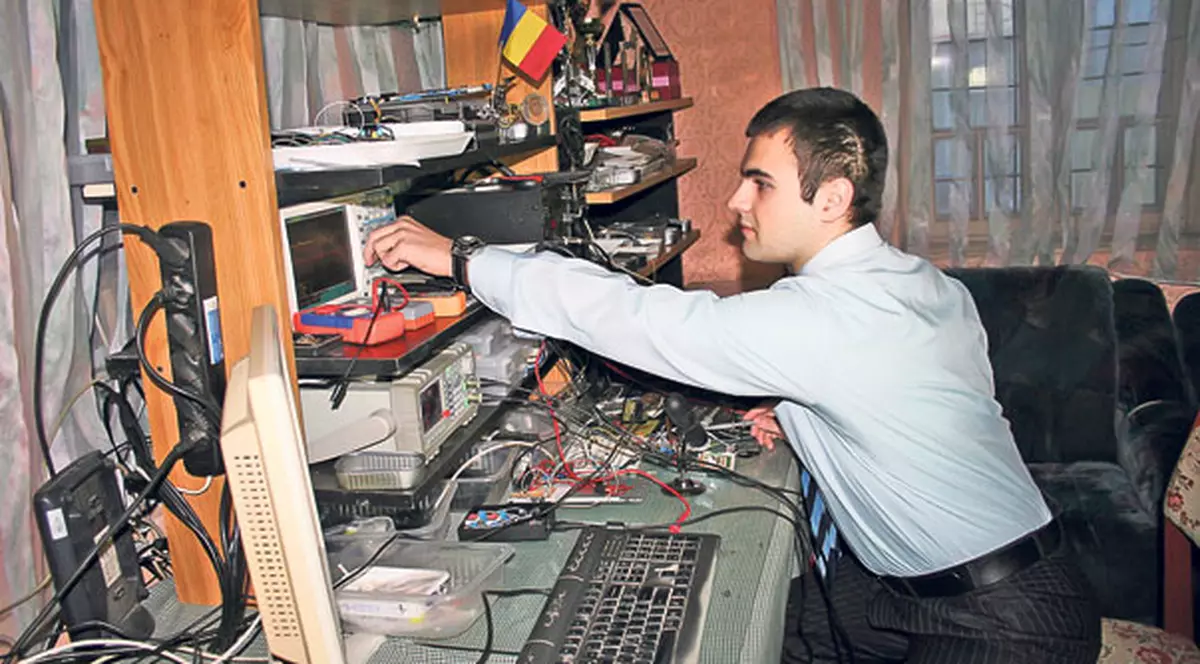Lucrează la o maşină pentru orbi | Ionuţ Alexandru Budişteanu (18 ani), un puşti genial din Vâlcea, se pregăteşte intens pentru un concurs de invenţii din SUA