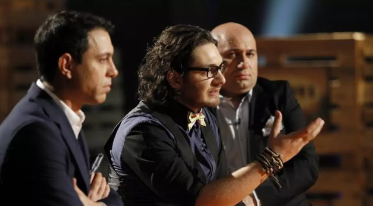 Cei trei juraţi de la MasterChef vor avea un AJUTOR DE NĂDEJDE! Vezi cum a evoluat cel mai simpatic concurent din prima ediţie!