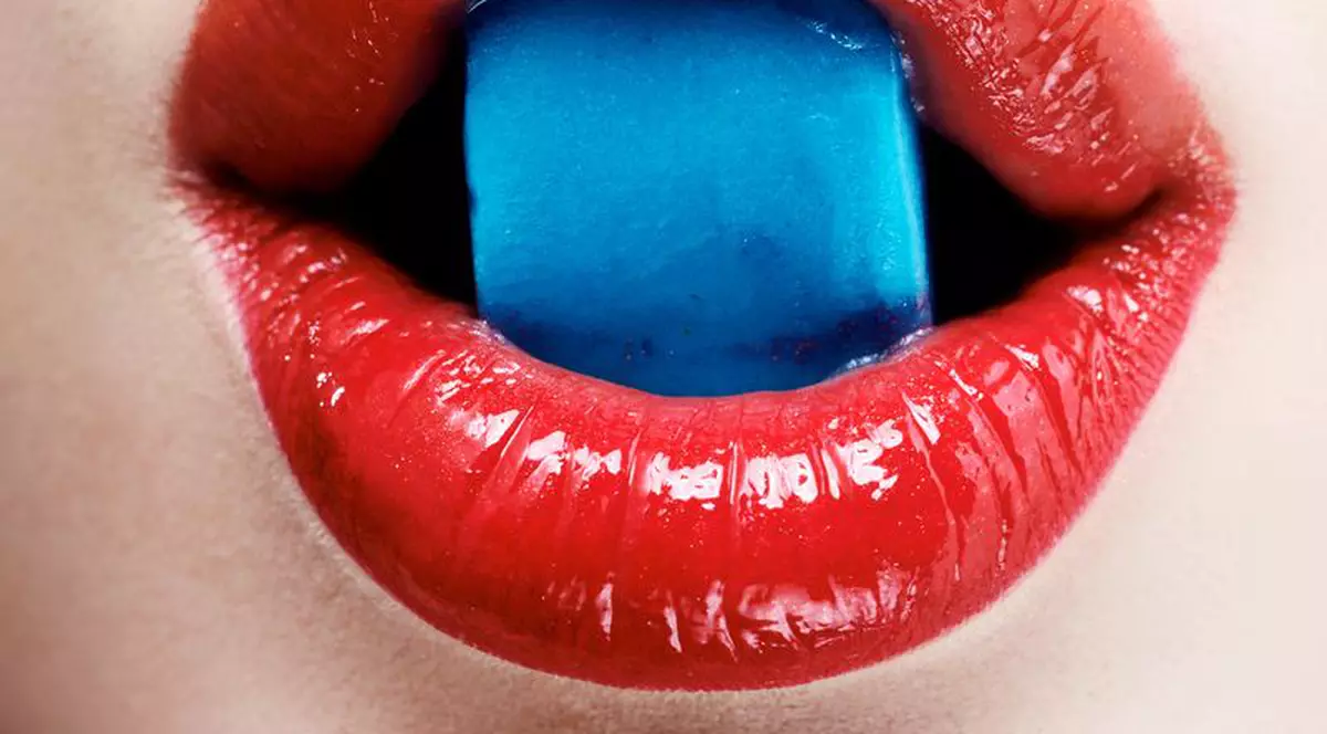 Mesteci gumă? Uite cum îți influențează activitatea cerebrală