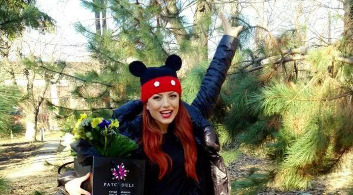 Mare fan al desenelor animate, Elena Gheorghe a primit o căciuliţă cu Minnie Mouse | FOTO