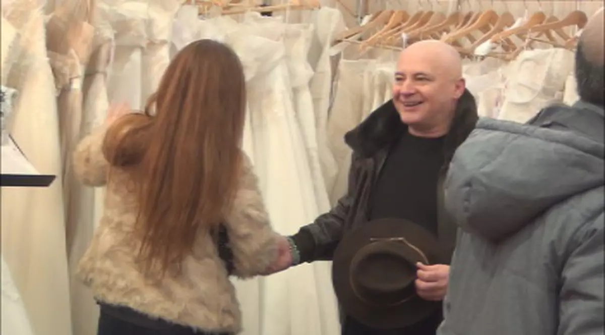 Mircea N. Stoian, surprins cu o roşcată la un târg de nunţi! FOTO