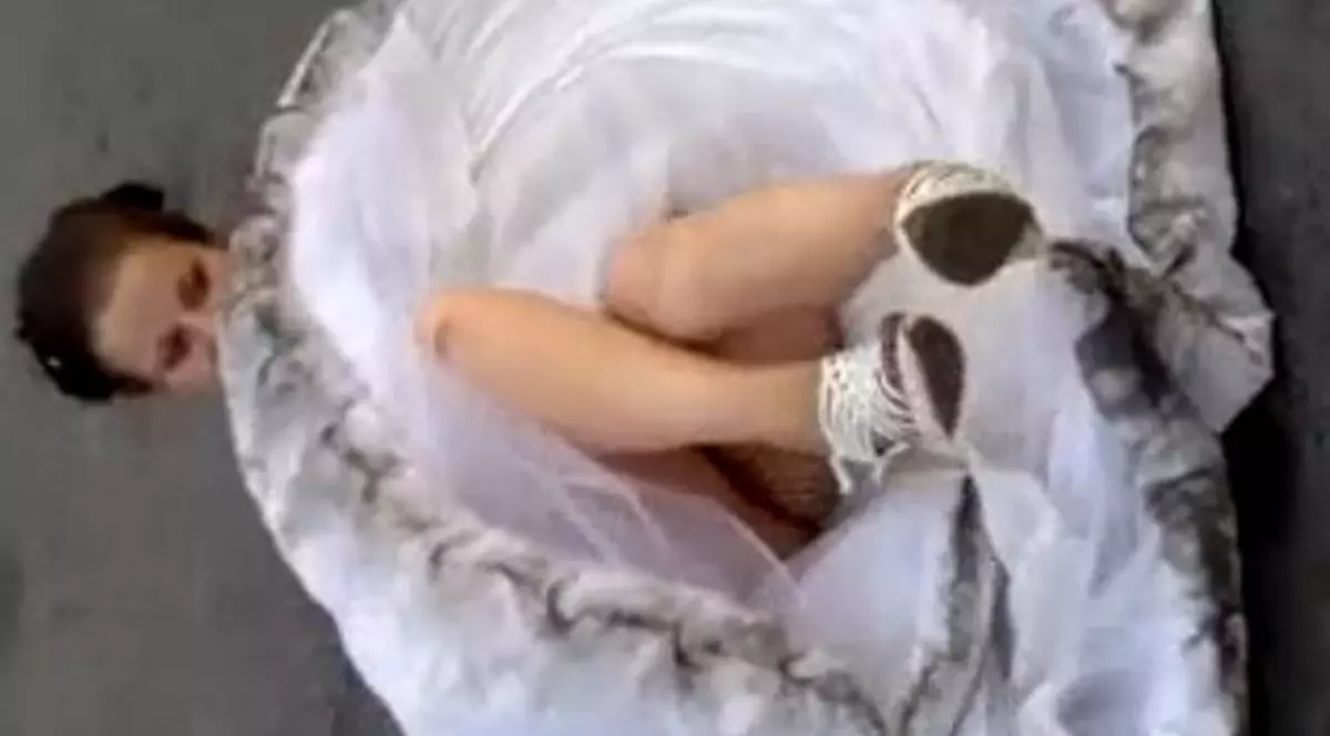 Râzi cu lacrimi! Ce face o mireasă beată când pleacă de la nuntă? | VIDEO