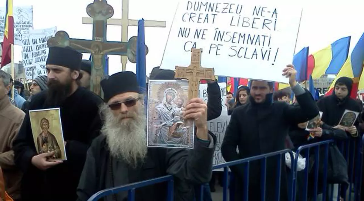 Miting inedit în Capitală. Preoţii luptă împotriva chipurile din carduri