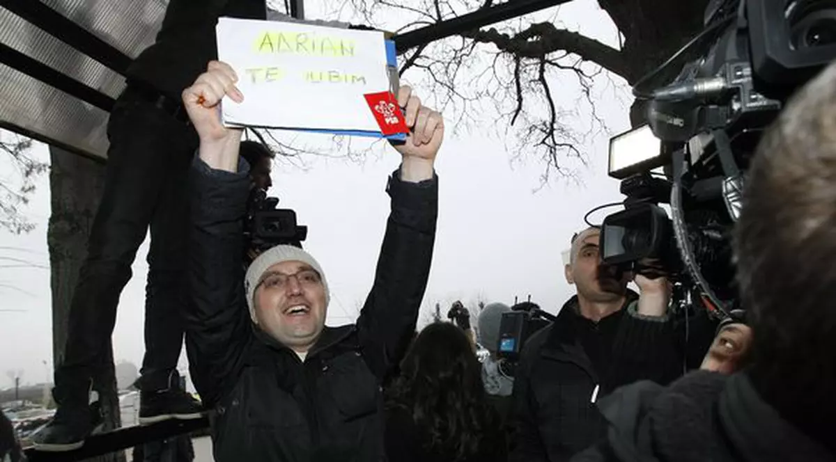 IMAGINI EMOŢIONANTE! Iată IEŞIREA lui NĂSTASE din ÎNCHISOARE, cadru cu cadru! | FOTO