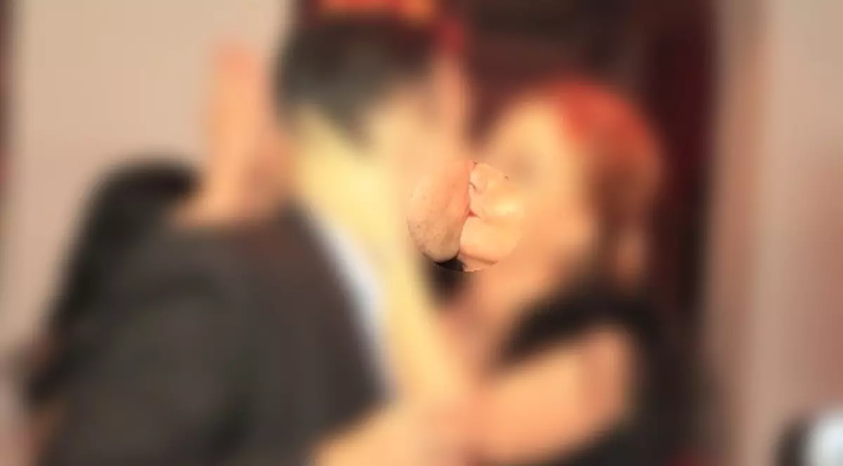 Ce se mai pupă! Două vedete tv de la noi, sărut pasional la restaurant