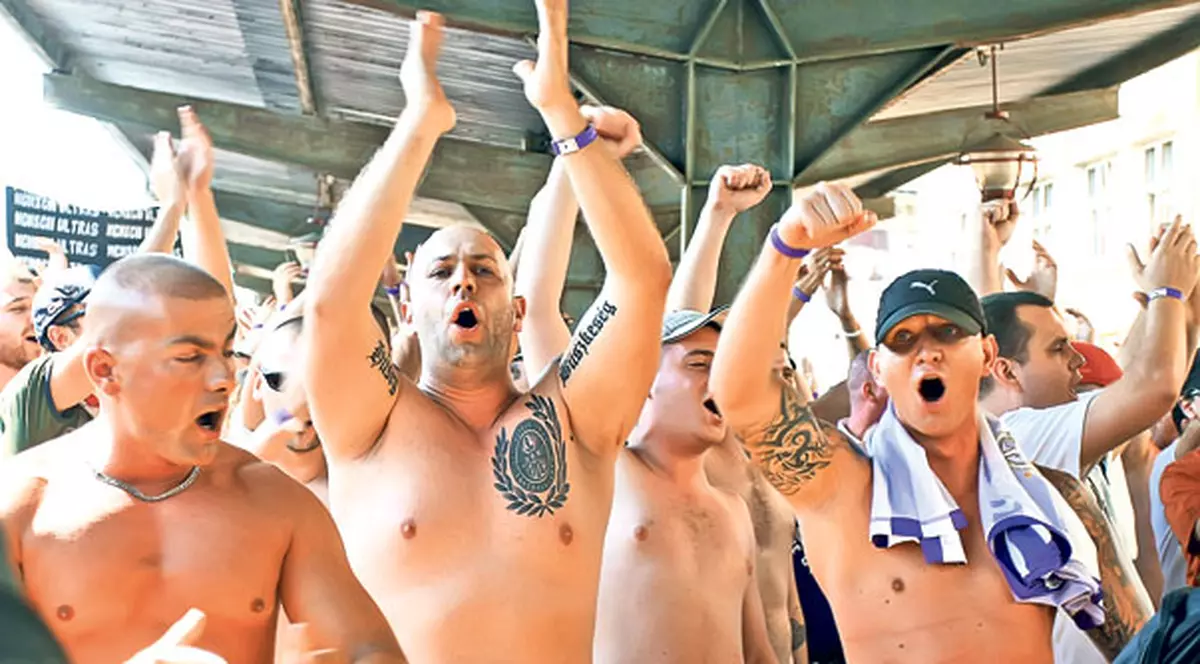 În semn de protest că FIFA a decis ca întâlnirea Ungaria - România să se dispute fără spectatori, huliganii ne ameninţă cu pichetarea hotelul tricolorilor noştri!