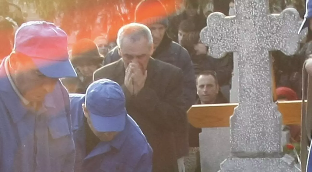 IMAGINI CUTREMURĂTOARE | Durere mai mare nu există! Părinţii Micăi, la înmormântare | FOTO