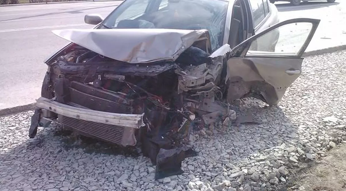 Taxi făcut praf în staţiunea Mamaia! Două persoane au fost rănite