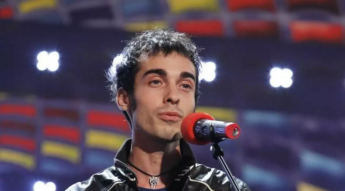 A venit cu o sticlă de vodcă pe scenă, dar dansul lui a făcut ISTORIE la ”Românii au talent”!